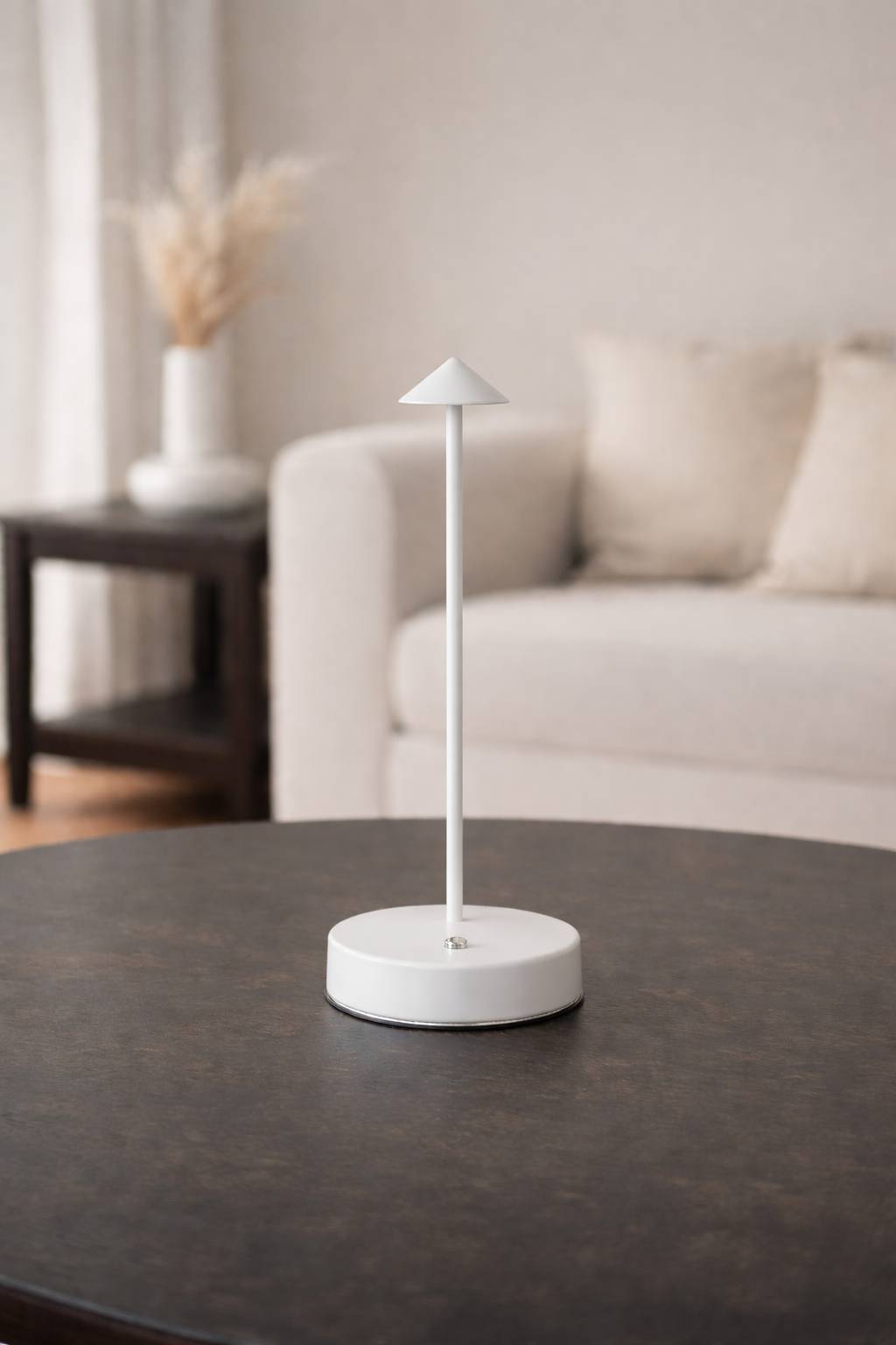 Lampada da comodino a forma di cono